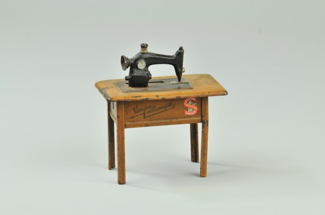 SINGER ELECTRIC SEWING MACHINE STILL