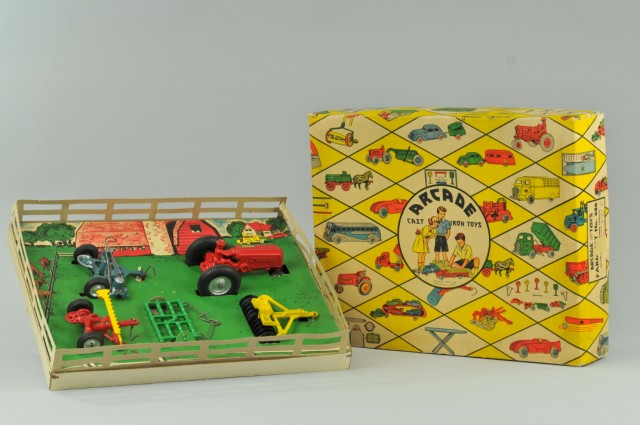 ARCADE BOXED FARM SET NO 686 c  1792e5