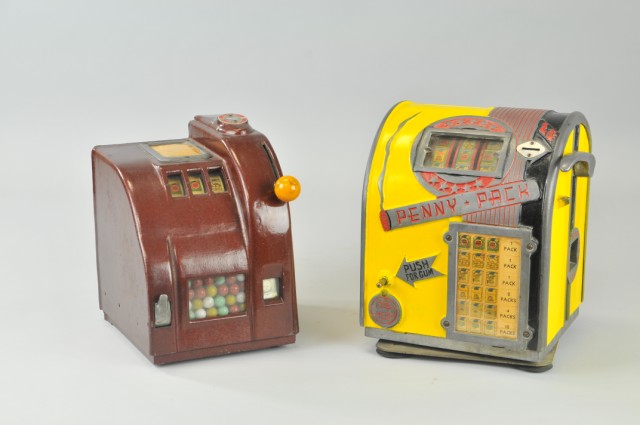 LOT OF TWO CIGARETTE SLOT MACHINES 17938f