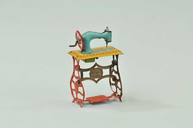 SEWING MACHINE PENNY TOY Meier lithographed