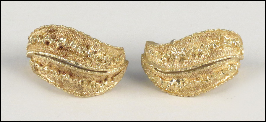 PAIR OF 18 KARAT YELLOW GOLD EARCLIPS  17995a