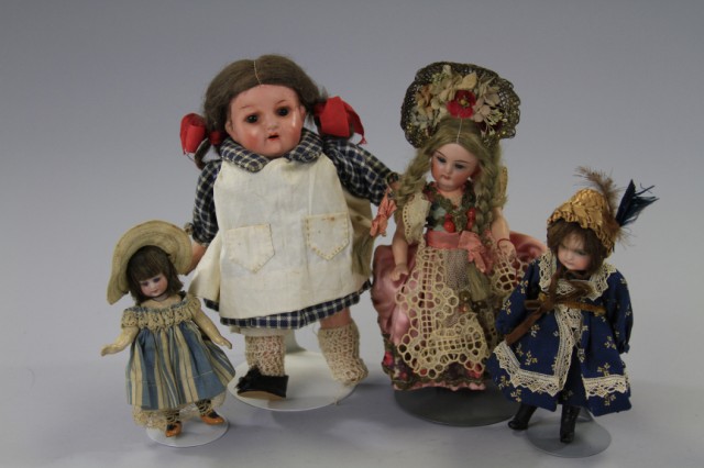 LOT OF FOUR SMALL DOLLS Largest 179d3a