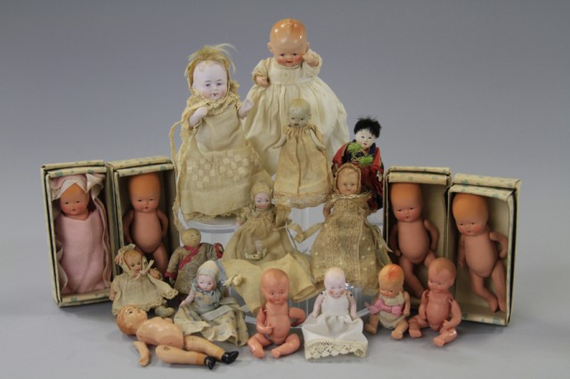 LARGE LOT OF VERY SMALL BABY DOLLS Highlight