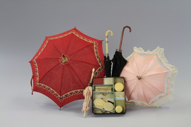 LOT OF FIVE DOLL PARASOLS BOXED 179d3d