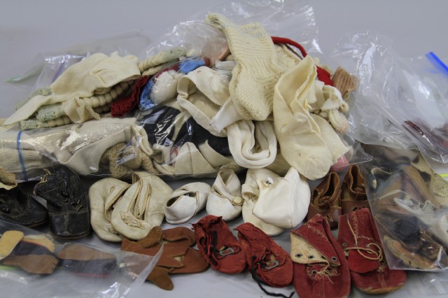 LARGE LOT OF ASSORTED DOLL SHOES 179d6c