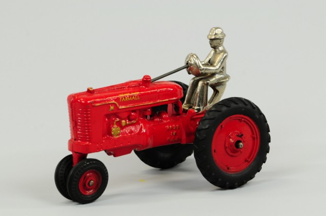 FARMALL TRACTOR Arcade cast iron painted