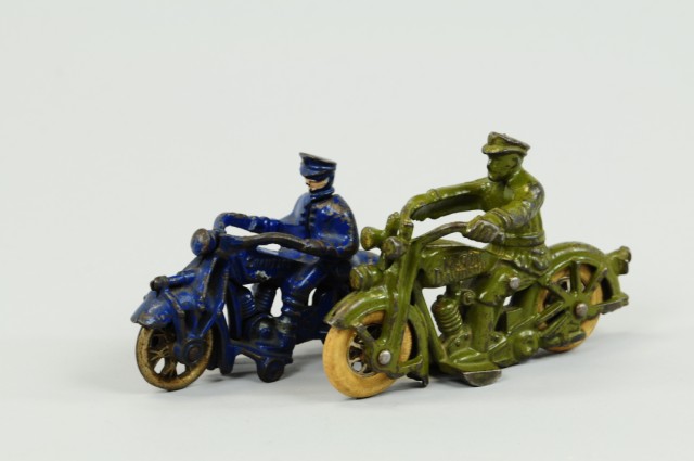 LOT OF TWO MOTORCYCLES Cast iron consists