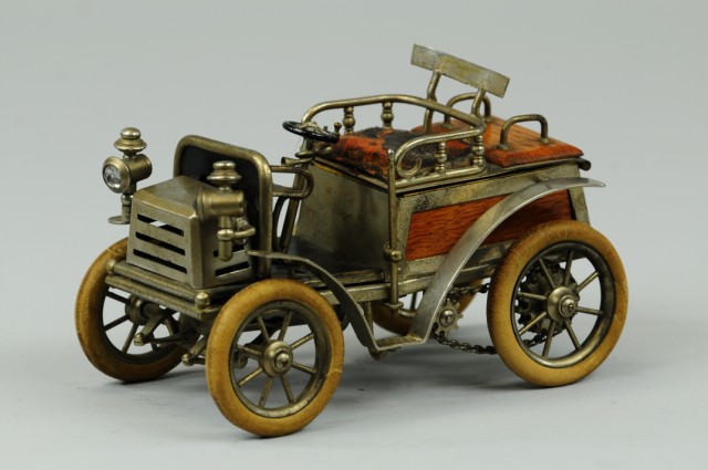 EARLY RUNABOUT CIGARETTE HOLDER