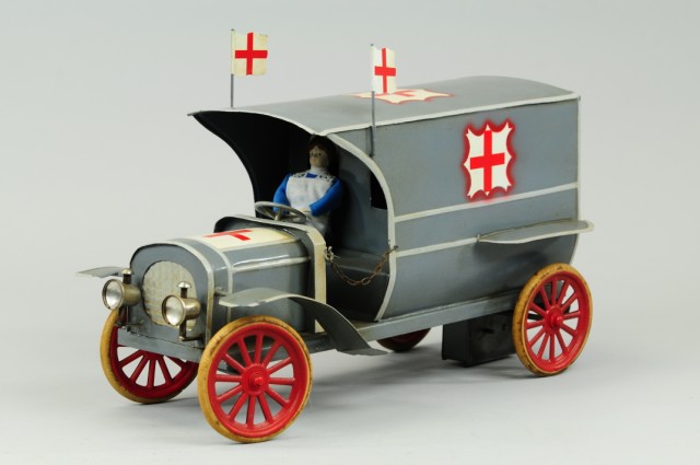 LARGE SCALE AMBULANCE Impressive tinplate