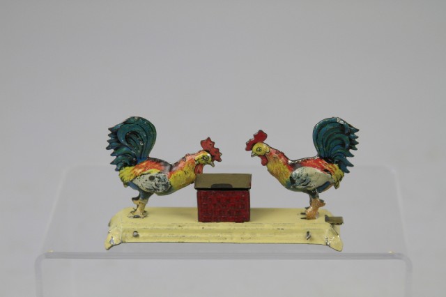PECKING ROOSTERS PENNY TOY Meier 17a0d3