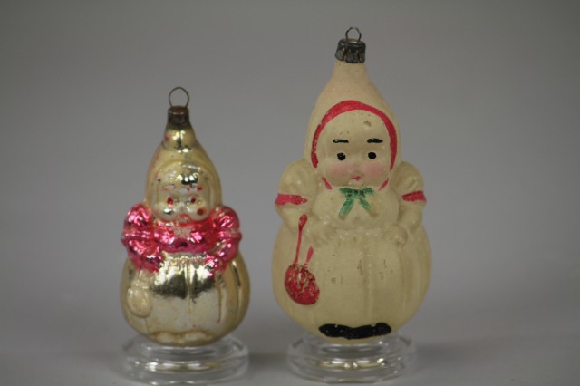 TWO BABY IN BUNTING GLASS ORNAMENTS 17a196
