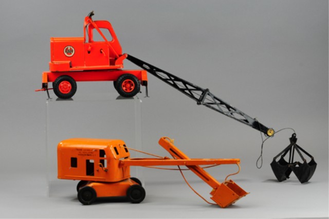 LOT OF TWO CRANE VEHICLES Pressed