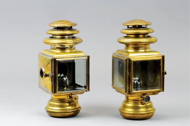 SET OF TWO CASTLE SIDE LAMPS Brass