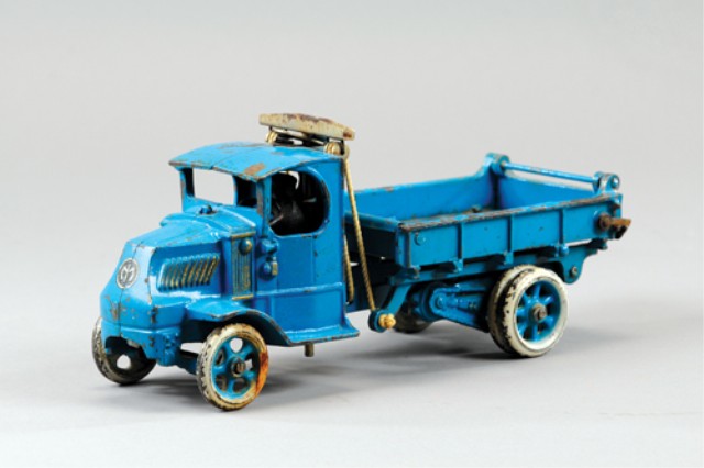 ARCADE T-BAR MACK DUMP TRUCK Cast