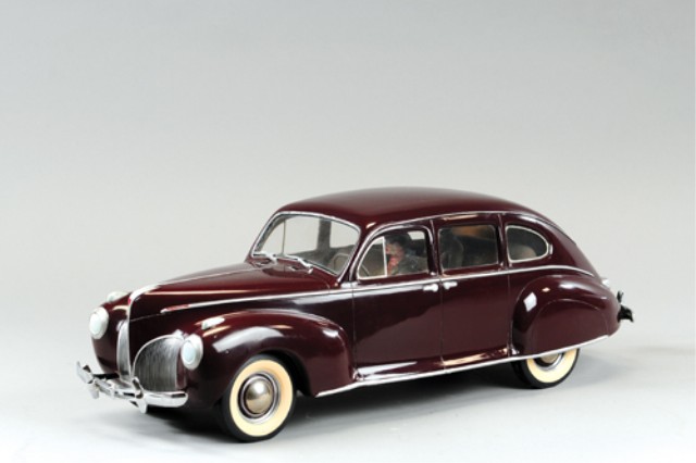a/ 1940 LINCOLN ZEPHYR STYLING MODEL