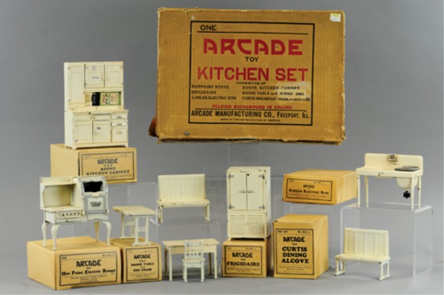 ARCADE BOXED KITCHEN SET Several appliances