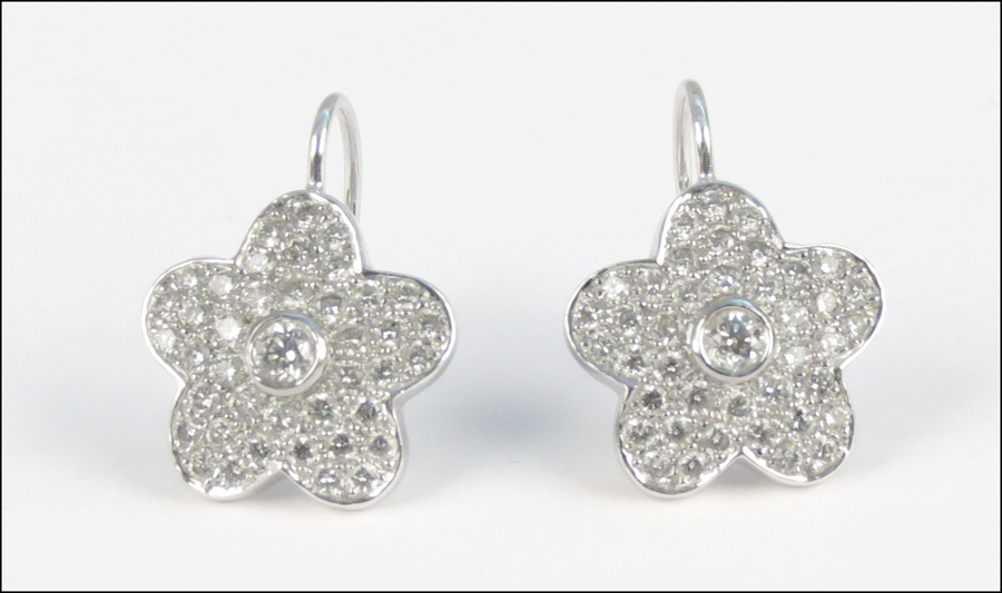 PAIR OF WHITE GOLD AND DIAMOND 177fe5