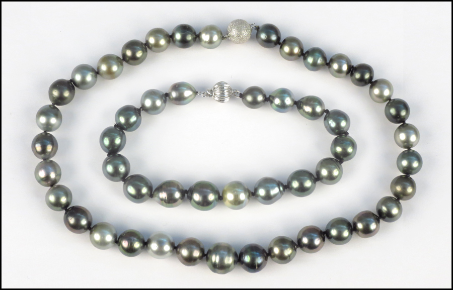 TAHITIAN PEARL NECKLACE. 33 pearls