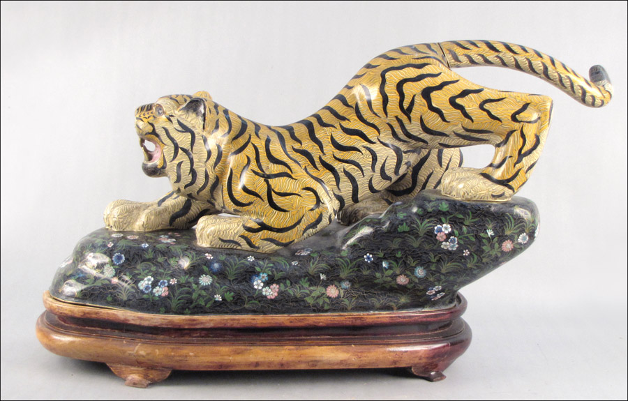 CHINESE CLOISONNE CROUCHING TIGER  17816d