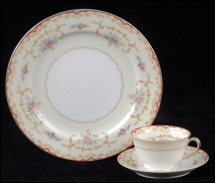 NORITAKE PORCELAIN DINNER SERVICE 178315