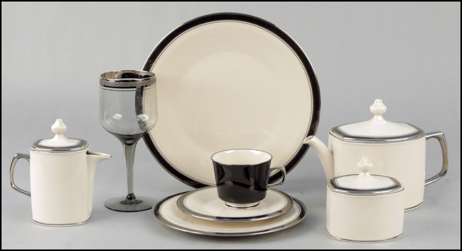 FRANCISCAN PORCELAIN DINNER SERVICE 178311