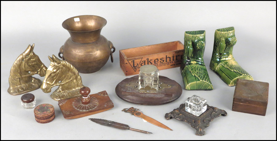 GROUP OF VARIOUS DESK ACCESSORIES.