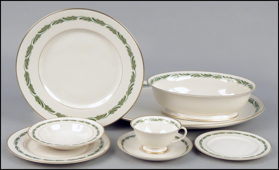 FRANCISCAN PORCELAIN DINNER SERVICE 17873f