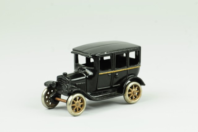 ARCADE FOUR DOOR SEDAN Cast iron 17892f