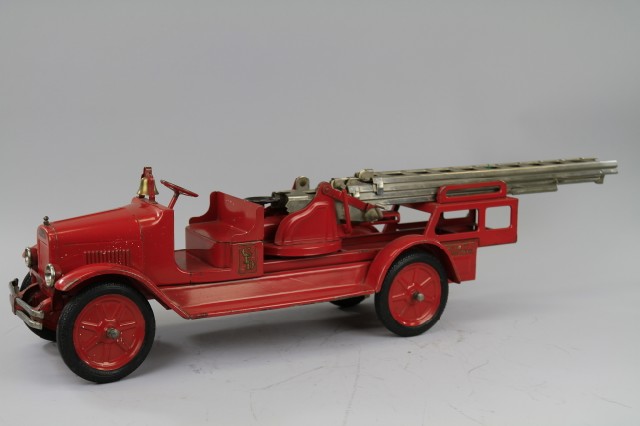 BUDDY L AERIAL LADDER TRUCK C  17898e