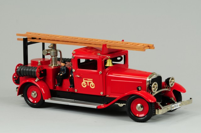 MARKLIN FIRE LADDER TRUCK Contemporary