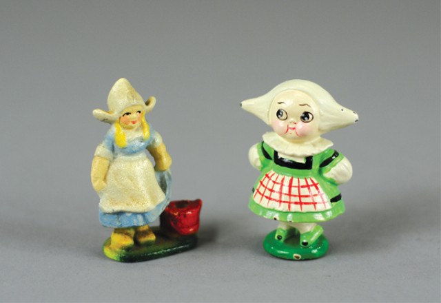 LOT OF TWO DUTCH GIRL PAPERWEIGHTS 178d07