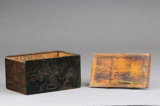 FOLK ART PAINTED BOX Wood box has 178e98