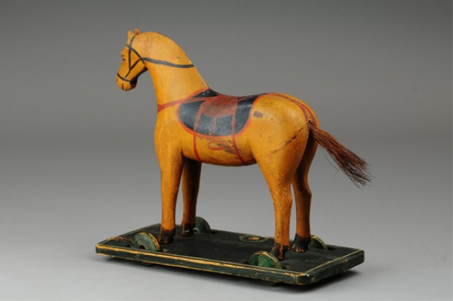 WOODEN HORSE ON PLATFORM Carved 178ea8