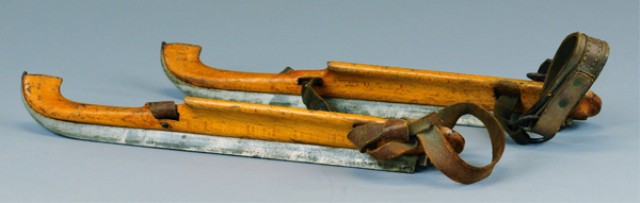 EARLY PAIR OF ICE SKATES Made of 178eb8