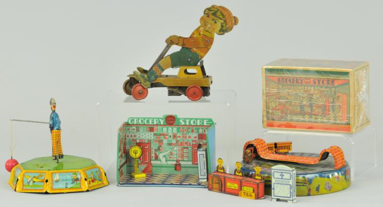 GROUPING OF TIN TOYS Varied lot 17ab56