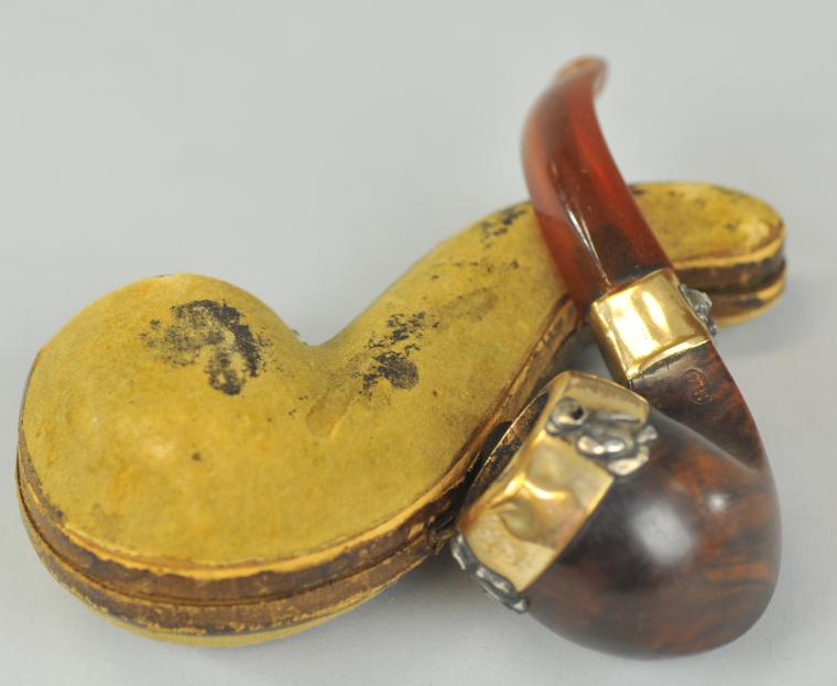 BEAR THEME PIPE Wood pipe has gold