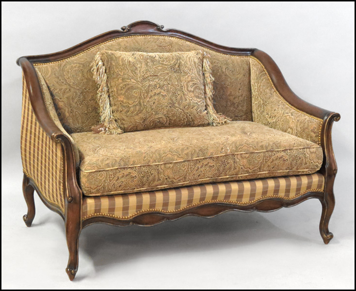 CONTEMPORARY UPHOLSTERED SETTEE.