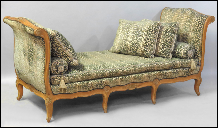 LOUIS XV STYLE DAY BED. H: 37''