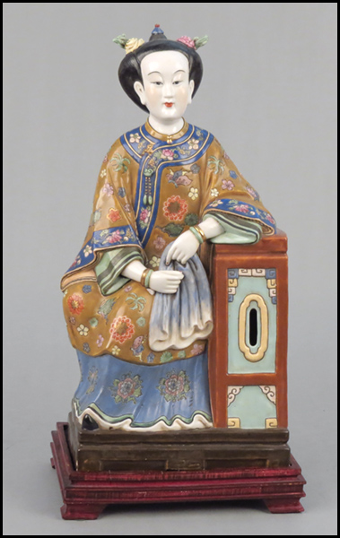 CHINESE PORCELAIN ROBED FIGURE  17af1f