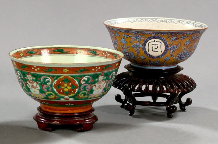 Two Chinese Export Porcelain Bowls on Stands  2e900