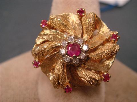 18K YG diamond & ruby ring, 8 small
