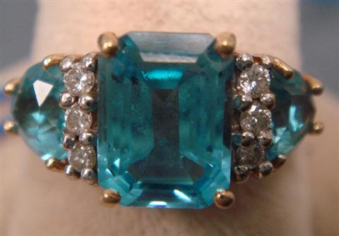 14K YG blue topaz ring 3 stones  3bb06