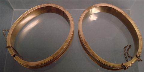 Pr unmarked YG bangle bracelets,