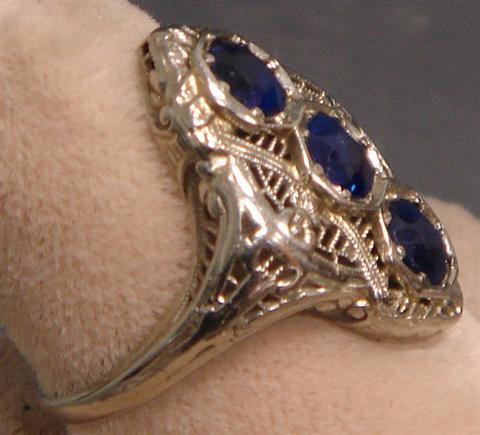 18K WG filigree 3 stone sapphire 3bb40