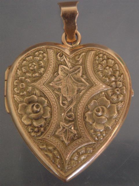 18K YG heart locket with embossed 3bb5f