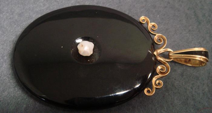 Unmarked YG pearl pendant hinged 3bb67