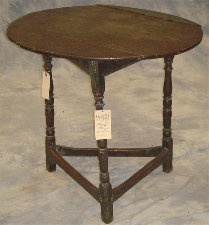 English oak triangular table with 3bda6