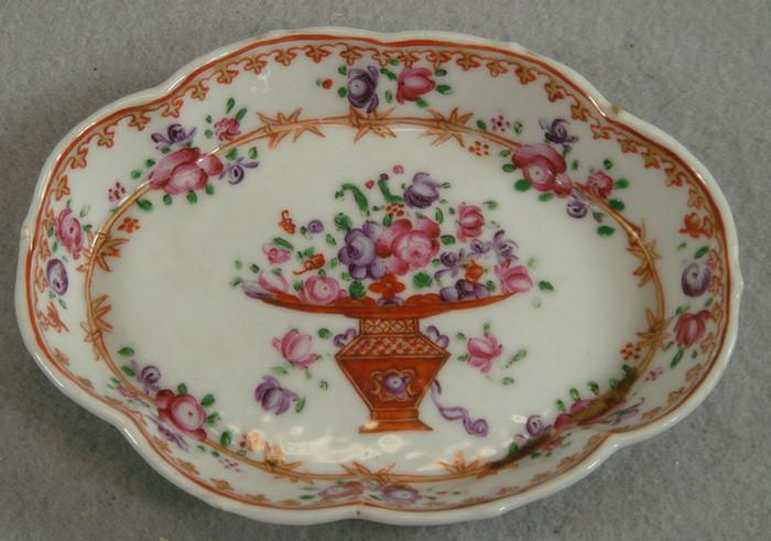 Chinese export porcelain scalloped