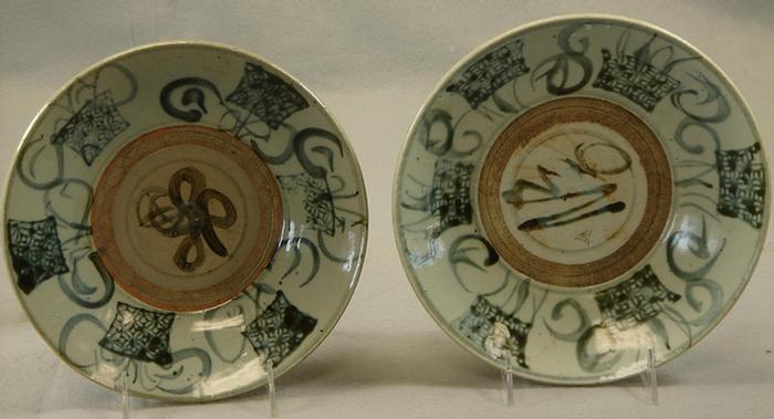 Pair of Chinese porcelain plates 3be85