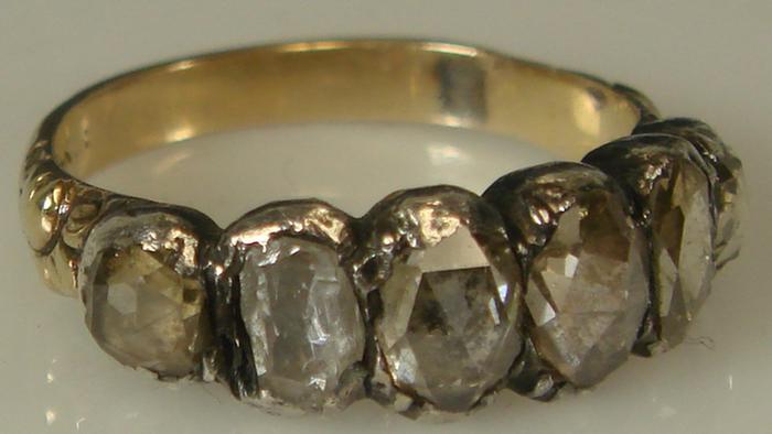 14K yg Diamond Band. Contains six